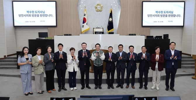 8일 의회 의장실에서 박수현 도지사는 김선호 의장 등과 함께 지역 현안을 논의하는 간담회를 개최 후 기념촬영을 하고 있다. ⓒ 의회사무국