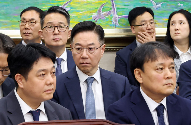 김종화 SK에너지 대표(오른쪽 첫 번째부터), 송명준 HD현대오일뱅크 대표, 김창수 GS칼텍스 부사장, 이건명 에쓰오일 부사장이 지난 12일 국회에서 열린 정무위원회 국정감사에 증인으로 출석했다. ⓒ 연합뉴스