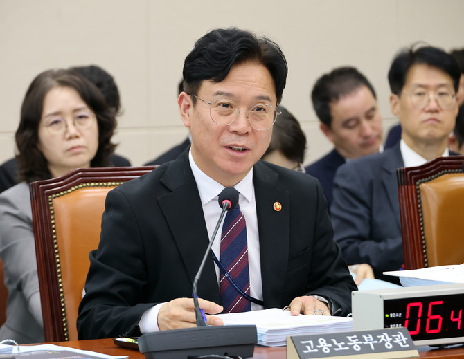 김영훈 고용노동부 장관이 질의에 답변하고 있다. ⓒ 연합뉴스
