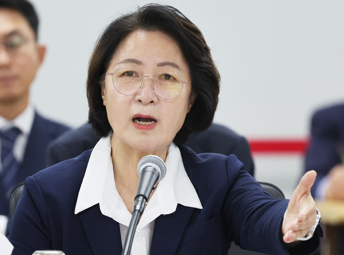 추미애 경기도지사가 13일 경기도청에서 열린 국회 행정안전위원회의 경기도 국정감사에서 위원 질의에 답변하고 있다. ⓒ 연합뉴스