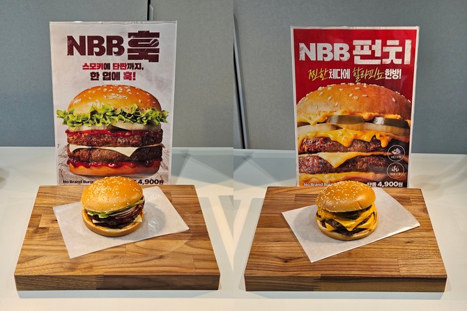 노브랜드 버거 3세대 메뉴 'NBB 훅'(왼쪽)과 'NBB 펀치'. =김은수 기자