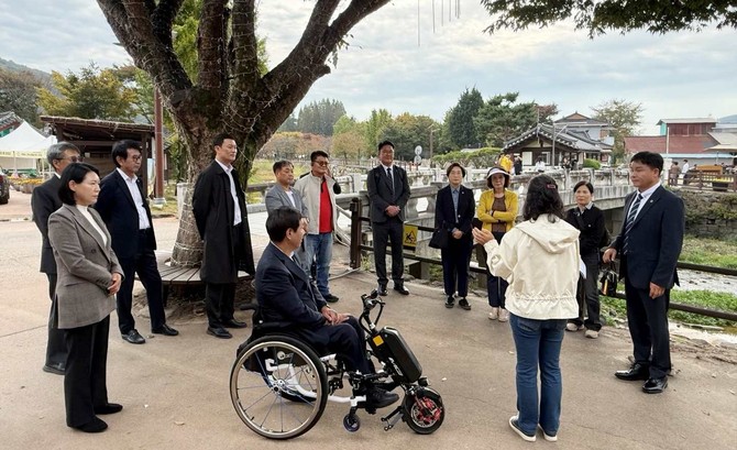 지난 19일 위원들은 아산 외암민속마을도 방문해 지역의 역사·문화·관광 자원을 활용한 특화사업 추진 현황을 살펴보고 있다. ⓒ 의회사무국