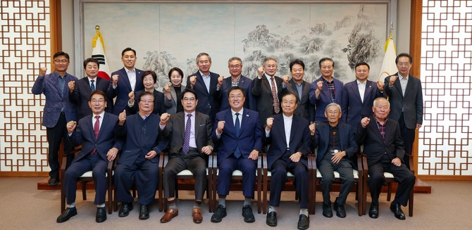 지난 19일 시청 해나루홀에서 당진시 의정회 초청간담회를 개최 후 기념촬영을 하고 있다. ⓒ 당진시