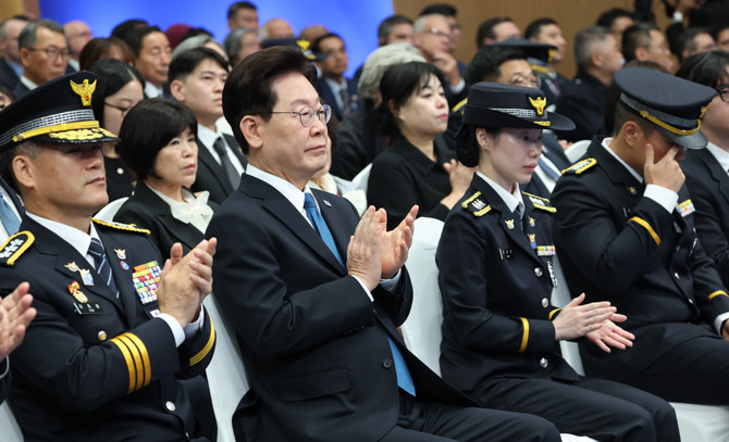 기념식에선느 2026년 올해의 경찰영웅 유가족과 순직경찰 유가족, 치안 협력단체 등을 비롯해 다양한 부서의 현장 경찰관들과 신입 교육생, 해외 경찰기관 관계자와 주한 외교사절 등도 참석했다. ⓒ 연합뉴스