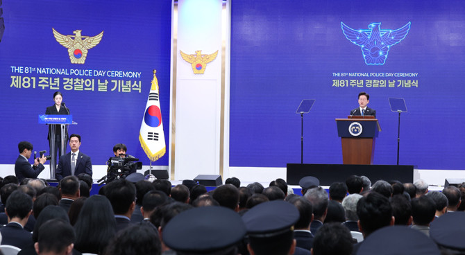 이 대통령은 행사에서 최근 잇따른 사건으로 신뢰가 흔들린 현실을 무겁게 받아들여 경찰의 달라진 행동과 결과로 회복해 줄 것을 당부했다 ⓒ 연합뉴스