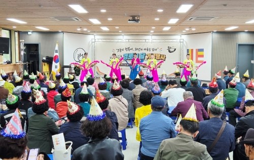 롯데케미칼 여수공장은 지난 20일 여수시노인복지관 대강당에서 어르신 300여 명을 초청해 축하행사를 진행했다. ⓒ 롯데케미칼 여수공장