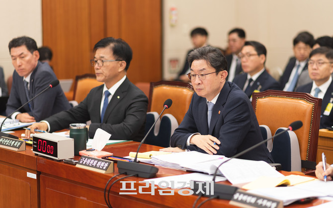 이억원 금융위원장(오른쪽 첫번쨰)이 지난 8일 국회 정무위원회의 국정감사에서 의원들 질의를 받고 있다. ⓒ 프라임경제