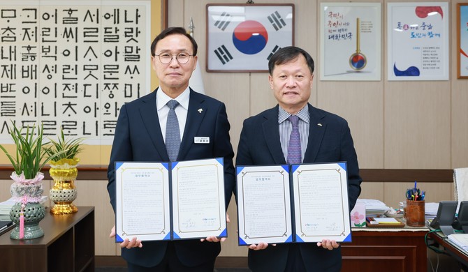 이정복 서부발전 사장(오른쪽)과 윤희신 태안군수가 업무협약을 체결 후 기념촬영을 하고 있다. ⓒ 서부발전