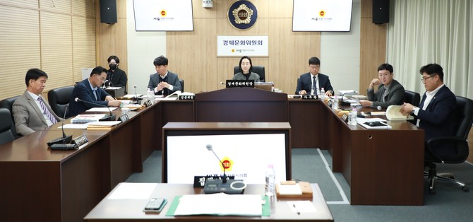 행정복지위원회가 지난 23일 위원회 회의실에서 제109회 정례회 제3차 회의를 개최하고 있다. ⓒ 의회사무국