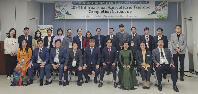 지난 23일 농업기술센터에서 '2026년 베트남 닌빈성 국제농업연수' 수료식을 개최 후 기념촬영을 하고 있다. ⓒ 아산시