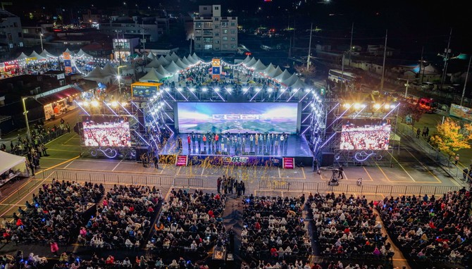 지난 22일 예산상설시장 일원에서 열린 '제10회 예산장터 삼국축제' 개막식을 개최하고 있다. ⓒ 예산군