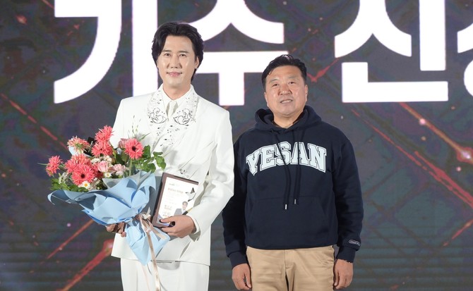 예산장터 삼국축제 개막식 중 예산군 홍보대사(가수 신성) 위촉식 후 기념촬영을 하고 잇다. ⓒ 예산군