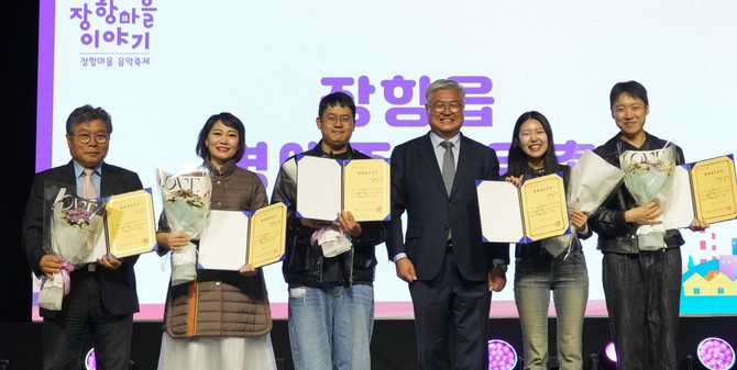 전종석 장항읍장의 보랏빛 정원도시 장항 조성 업무협약식을 개최 후 기념촬영을 하고 있다. ⓒ 서천군