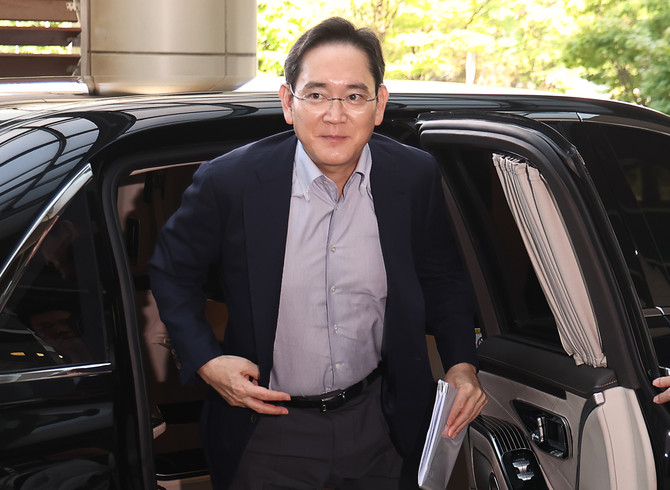 이재용 삼성전자 회장이 미국 워싱턴DC에서 열리는 한미 정상회담의 경제사절단에 동행하기 위해 지난해 8월24일 서울 강서구 서울김포비즈니스항공센터(SGBAC)를 통해 출국하고 있다. ⓒ 연합뉴스