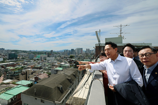 지난 8월11일 용산구 서계·청파동 정비사업 일대를 방문한 오세훈 서울시장이 현장을 점검하고 있다. Ⓒ 서울시