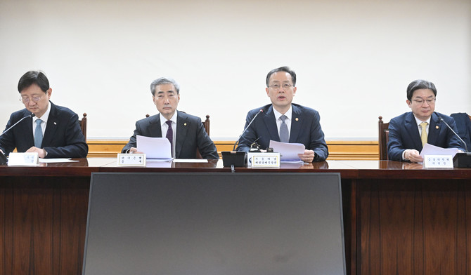 왼쪽부터 이찬진 금융감독원장, 신현송 한국은행 총재, 이형일 부총리 겸 재정경제부 장관, 이억원 금융위원장. © 재정경제부