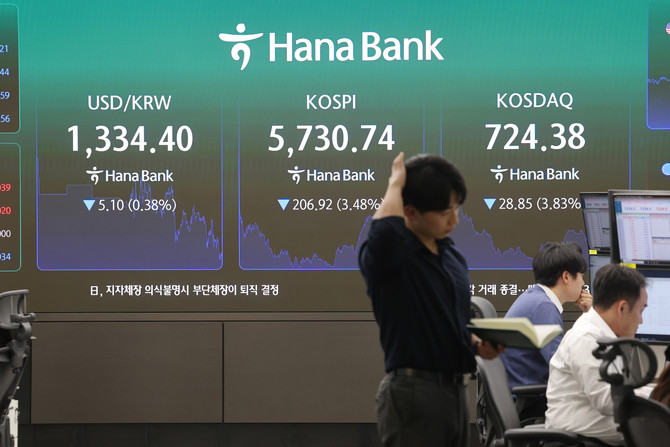 30일 서울 중구 하나은행 딜링룸 현황판에 코스피와 코스닥 지수 등 표시되고 있다. ⓒ 연합뉴스
