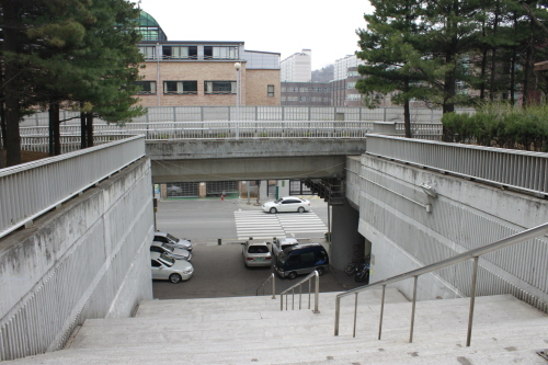  단지 내 큰 계단을 따라 내려가면 계남초교&middot;봉영여중&middot;목동고 등이 자리하고 있다. = 김태형 기자