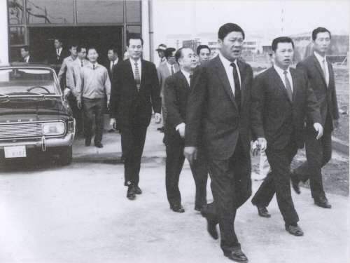  창립 60주년을 맞은 SK그룹은 매출 158조원, 수출 600억달러, 고용 8만명에 올랐다. 사진은 최종건 회장(우측에서 세 번째), 최종현(우측에서 두 번째) 회장이 1968년 12월25일 그룹 전신인 수원공장 준공식을 둘러보고 있다. ⓒ SK그룹