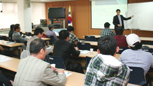  김형주 KOICA 멘토가 인사&middot;총무분야에 대해 제대군인들에게 설명하고 있다. ⓒ 서울제대군인지원센터