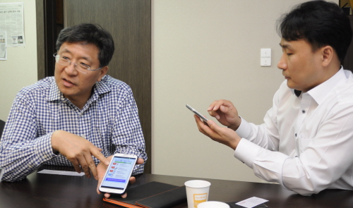  박원진&middot;김용진 콜게이트 대표는 기존의 ARS 가이드라인의 새로운 대안으로 내놓은 '보이는 ARS'를 설명하고 있다. = 김상준 기자