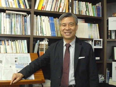  강창희 미래와금융 연구포럼 대표 서울대학교 농경제학과를 졸업하고 일본 도시샤대학 상학연구과에서 석사학위를 따낸 후 서강대학교 최고경영자과정을 수료했다. 1973년 증권선물거래소에 입사 이래 △대우증권 상무&middot;도쿄사무소장 △현대투신운용 대표 △굿모닝투신운용 대표 △미래에셋 부회장 겸 미래에셋투자교육연구소장을 지낸 국내 금융투자업계의 진정한 산증인이다. = 이지숙 기자