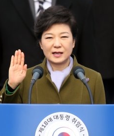  박근혜 대통령은 여성이 일하면서도 아이를 키울 있는 환경을 만들기 위해 가족&middot;일터&middot;정부 삼박자가 맞아야 한다고 강조하면서 보육 정책과 관련, 상당량의 정책을 제시한 바 있다. 사진은 박근혜 대통령의 취임식 장면. ⓒ 프라임경제