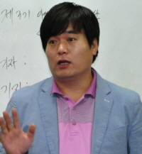  만학의 나이에 대학을 다니고 있는 조희승 위원장은 대학생들의 올바른 사회공헌을 위한 아띠참이 재능기부 대물림이 되길 기원했다. ⓒ 프라임경제