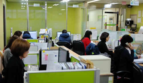 전문상담사들이 교육·취업문의 전화를 받고 있다. = 하영인 기자