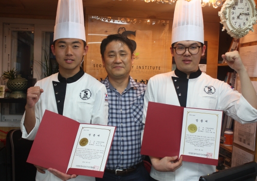  주니어 국가대표로 발탁된 최우성(왼쪽)&middot;김영훈 학생 ⓒ 서울요리학원