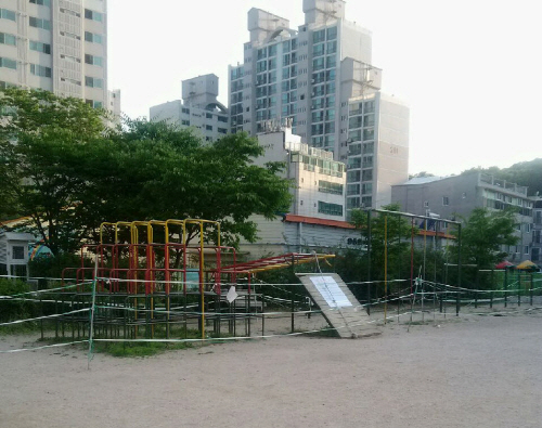  한 초등학교 운동장의 놀이기구들이 안전 문제로 사용금지돼 있다. = 임혜현 기자