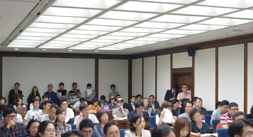  <strong>경청</strong>&hellip;권리금의 제도화 문제를 다루는 공청회가 열린다는 소식에 평일 낮시간대임에도 회의실을 메운 인파. 청중들이 진지한 표정으로 발표 내용을 듣고 있다. ⓒ 프라임경제
